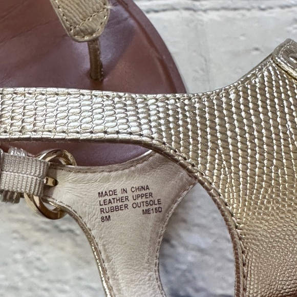 Michael Kors Plate  Flat Thong in Pale Gold - Picture 7 of 8